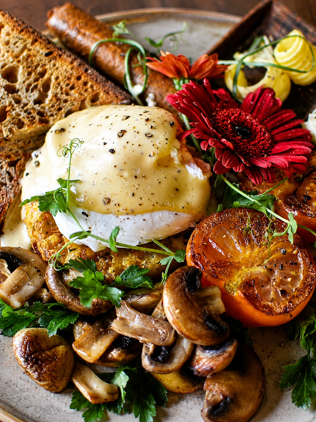 A vegetarian breakfast plate with mushrooms, tomatoes and toast